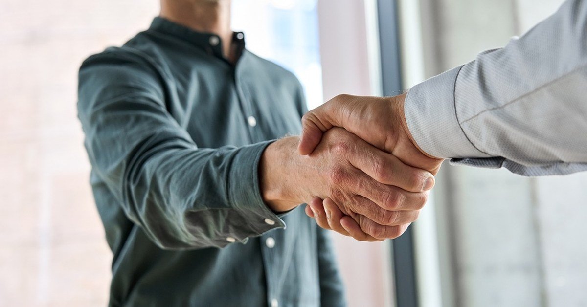 Business handshake for link building partnership