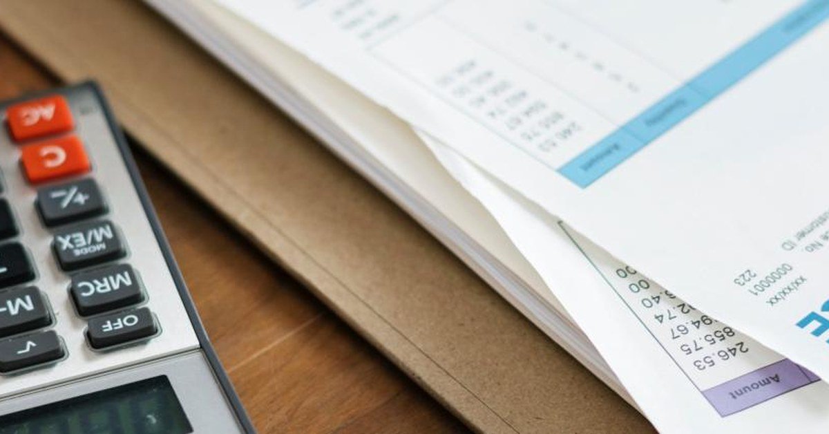 Calculator and finance documents for SEO cost